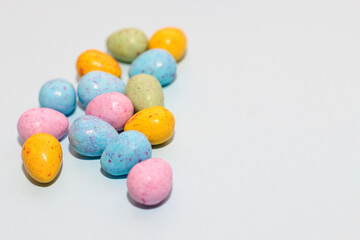 Fototapeta na wymiar Multi-colored Easter decorative eggs on a pastel background.