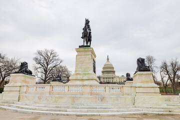 Obraz premium Overcast view of the United States Capitol with Ulysses S. Grant Memorial