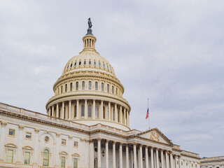 Naklejka premium Overcast view of the United States Capitol