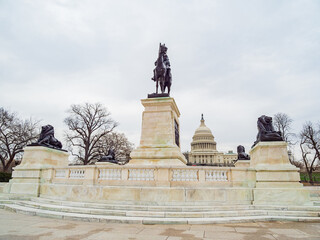 Fototapeta premium Overcast view of the United States Capitol with Ulysses S. Grant Memorial