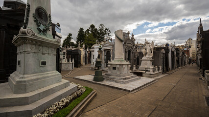 Imposante Grabsteine aus Marmor auf dem Friedhof Recoleta in Buenos Aires