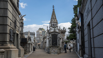 Gang zwischen Gräbern aus Marmor auf dem Friedhof Recoleta in Buenos Aires