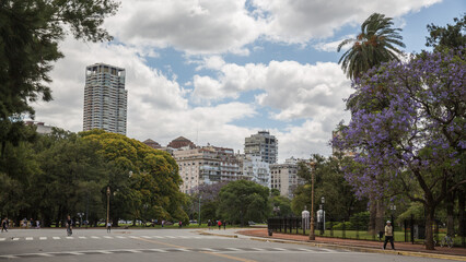 Moderne, gläserne Hochhäuser türmen sich im Hintergrund einer großen Verkehrskreuzung des Stadtparks in Buenos Aires auf