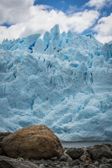 Blaue auftürmende Eismassen am Perito Moreno Gletscher
