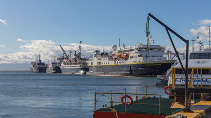 Riesige Kreuzfahrtschiffe sowie Expeditionsschiffe liegen im Hafen von Ushuaia