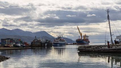 Der Hafen von Ushuaia mit großen Schiffen am Pier