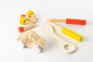 おもちゃの自動車と工具。メンテナンスのイメージ