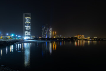 Obraz premium Reflections with a view to downtown Abu Dhabi