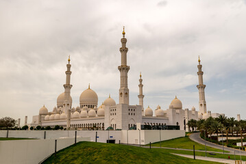 Fototapeta na wymiar Sheikh Zayed Grand Mosque from side