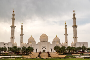 Fototapeta na wymiar Sheikh Zayed Grand Mosque on daylight