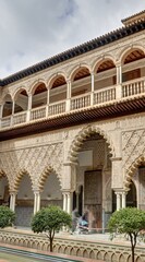 Fototapeta na wymiar palais de l'Alcazar de Séville, jardin et pavillon en Andalousie détails de l'architecture arabo-andalouse