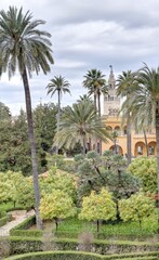 Fototapeta na wymiar jardin et pavillon à Séville en Andalousie détails de l'architecture arabo-andalouse
