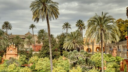 Fototapeta na wymiar jardin et pavillon à Séville en Andalousie détails de l'architecture arabo-andalouse