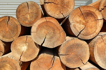 冬の暖炉ストーブの燃料　焚き木のクヌギの木
Winter fireplace stove fuel...