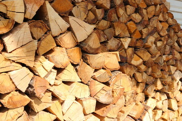 冬の暖炉ストーブの燃料　焚き木のクヌギの木
Winter fireplace stove fuel firewood oak tree　