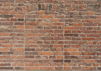 Zielwand alt mit zugemauerter Türöffnung als Hintergrund. Gemauerter alter Türbogen.