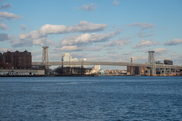 Obraz premium Looking Across the East River