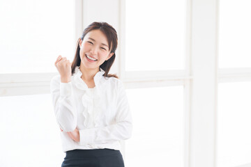笑顔の女性　ビジネス