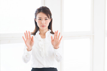 若い女性　拒否　ビジネス