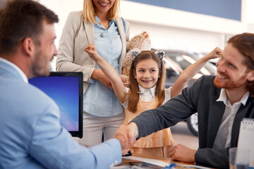 Obraz premium Happy family buying a new car