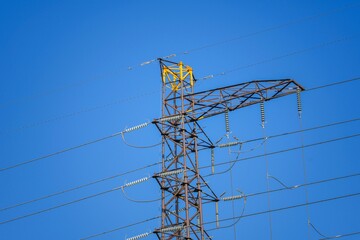 青空バックにそびえる送電線の鉄塔