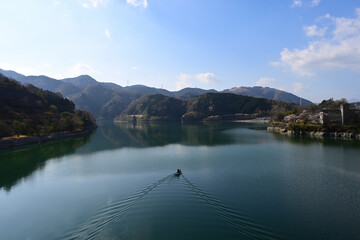 丹沢湖と湖面を進ボート