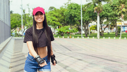 hermosa mujer con gorra rosa patinando y divirtiéndose en el parque al aire libre