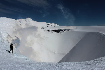 cratera do vulcão Villarrica em Pucon,  nos Andes Chilenos © MarioSergio