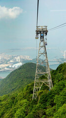 Torre do teleférico para transporte de turistas para o Grande Buda em Lantau Island, em Hong Kong