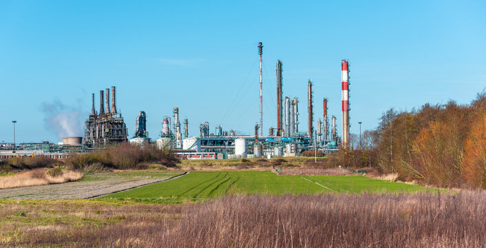 Contraste entre les champs et une usine chimique en arri&egrave;re plan. Entre nature et industrie