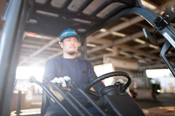 フォークリフトを運転する男性の手 © hakase420