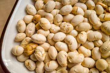 皿にもられた大豆のクローズアップ