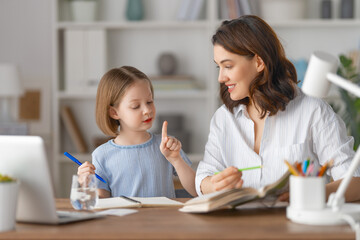 Obraz premium Girl doing homework or online education.