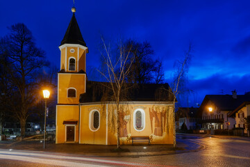 Historische kleine Kirche im Zentrum von Garmisch-Partenkirchen