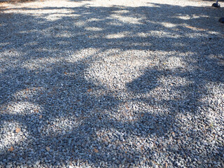 砂利道と石畳と木漏れ日