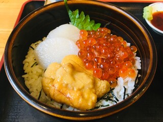Fresh seafood rice bowl in Hakodate
