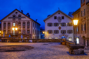 Fototapeta premium Blick in die historische Altstadt von Garmisch-Partenkirchen am Abend