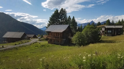 Fototapeta na wymiar Chalet à Molines , Paysage du Massif du Queyras en été , Hautes-Alpes , France