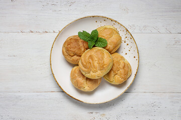 Kue Sus or Vanilla Soes Cakes (sus vla), A traditional French choux dough filled with custard.