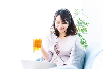 Naklejka premium オンラインで乾杯をする若い女性