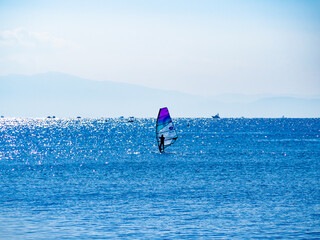湘南の海を渡るカラフルなヨット