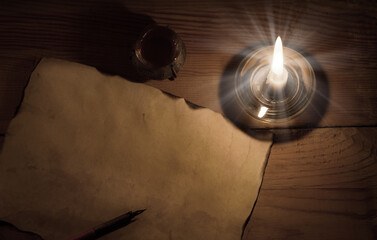 Obraz premium Vintage paper for writing on wooden background