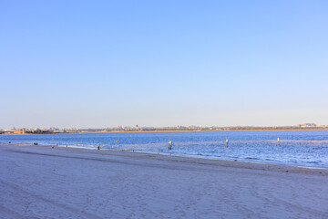 無人の砂浜とビーチ