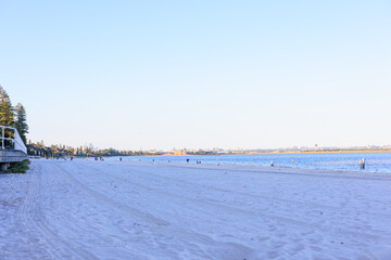 無人の砂浜とビーチ