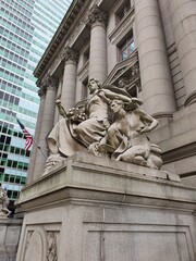 Obraz premium Stairway marble statue at the Smithsonian National American Indian Museum. Woman holding a torch like the Statue of Liberty. showing strength Representing freedom in the United States