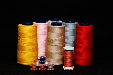 Bobines de fils de couleur pour machine à coudre.
