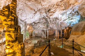 interno della grotta di nettuno in sardegna