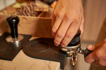Fototapeta na wymiar mano de hombre preparando cafe