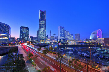 Fototapeta na wymiar 横浜みなとみらいのブルーアワーの夕景と光の軌跡