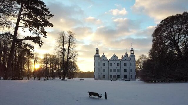 Drohnenaufnahme, Drohnenflug &uuml;ber Schloss Ahrensburg im Winter bei Sonnenaufgang, Schleswig Holstein, Deutschland